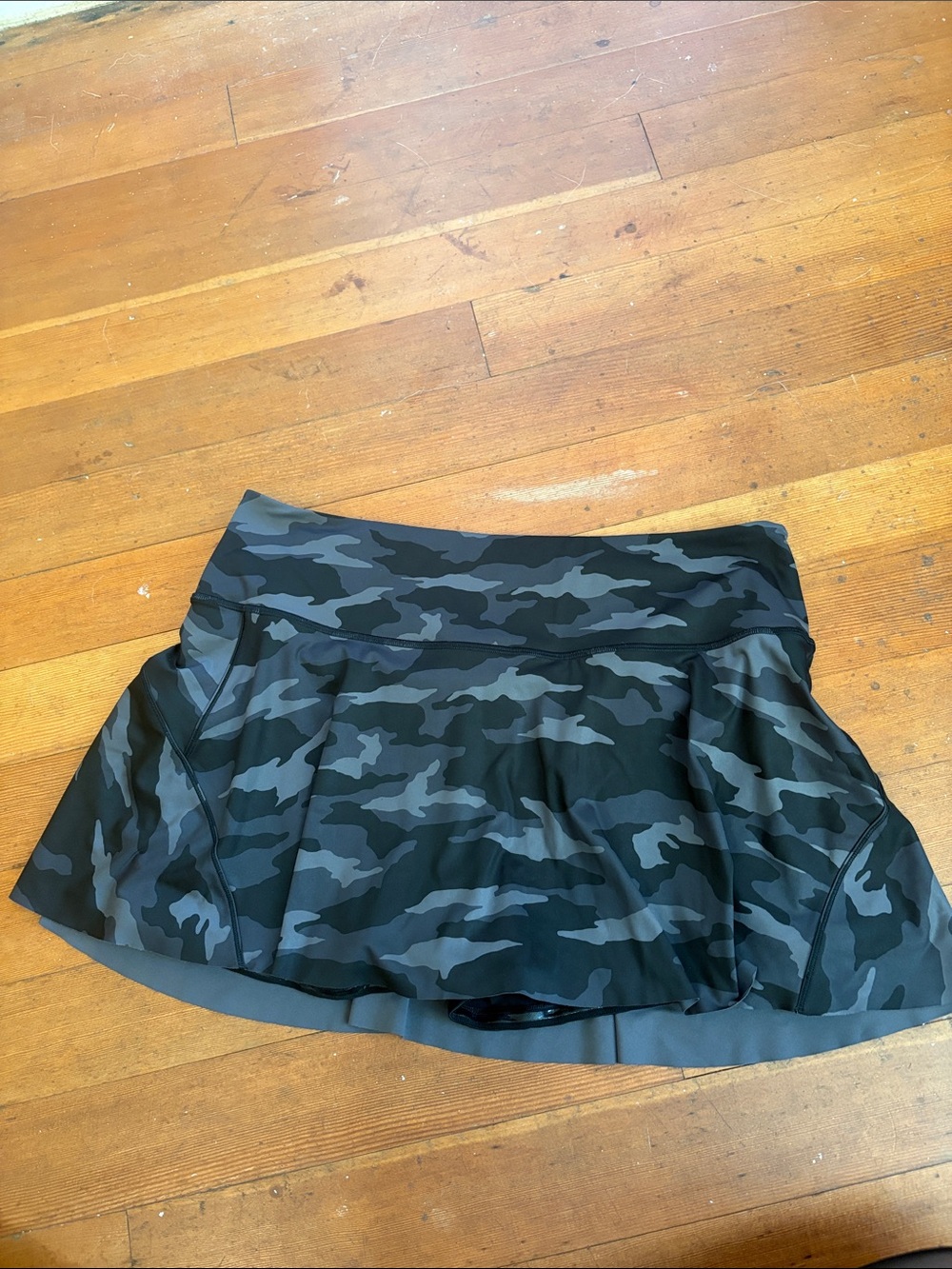 Women's Athleta Black & Gray Camo Active Skirt With Under Shorts XL